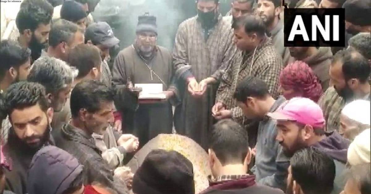 J-K: Hundreds turn out for last rites of slain Kashmiri Pandit in Pulwama